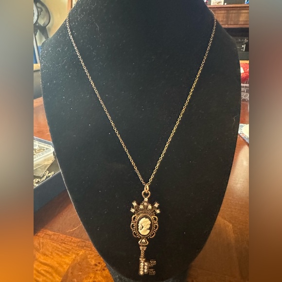 Victorian, Ornate, Crystal Cameo Silhouette Key, Vintage Inspired, Goth Necklace - Picture 5 of 10